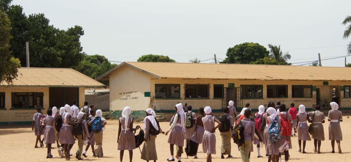 Jeunes africains devant une école en Afrique