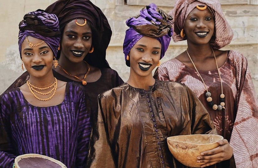 4 femmes africaines souriantes