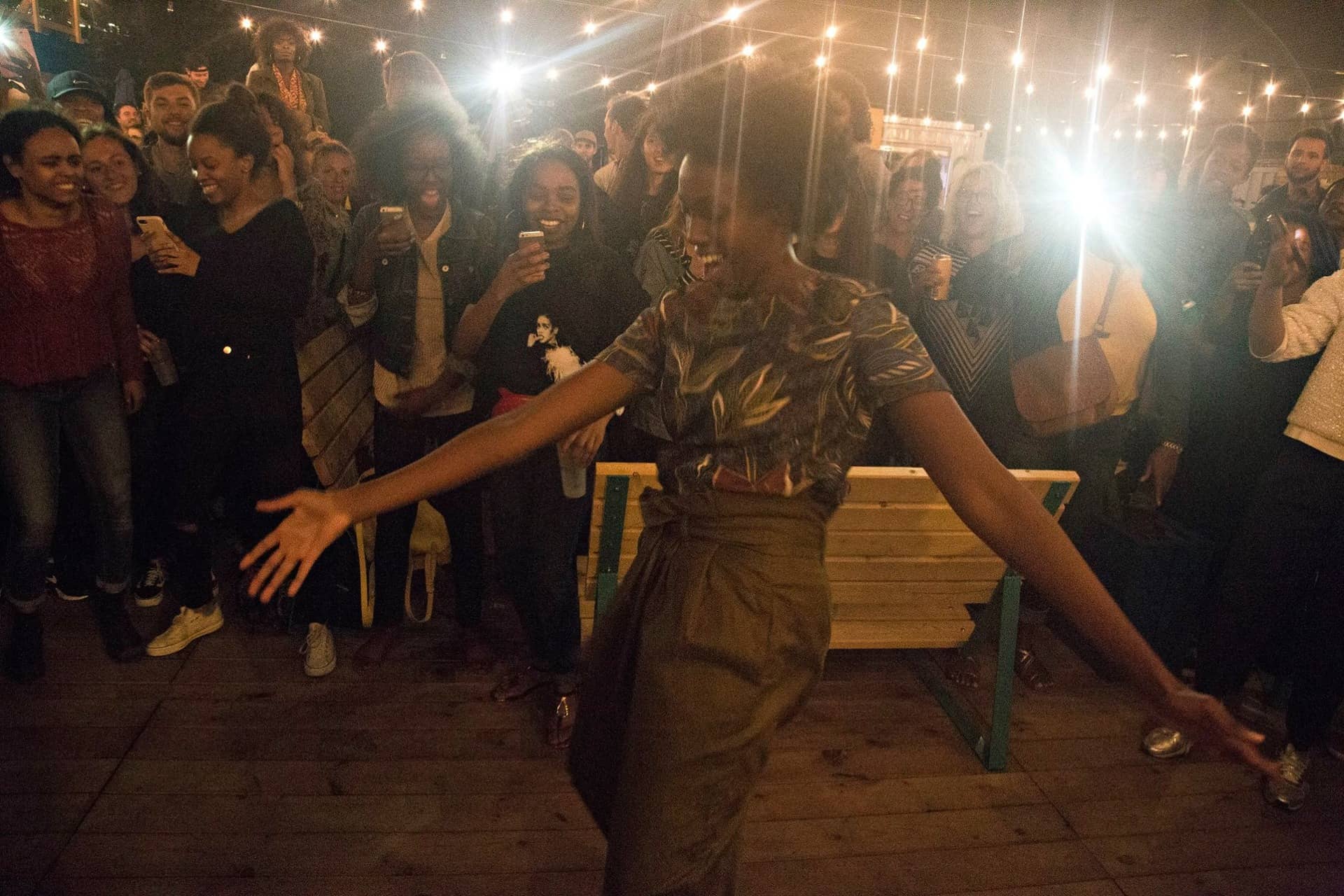 Jeune femme africaine dansant lors de l'événement Cultures