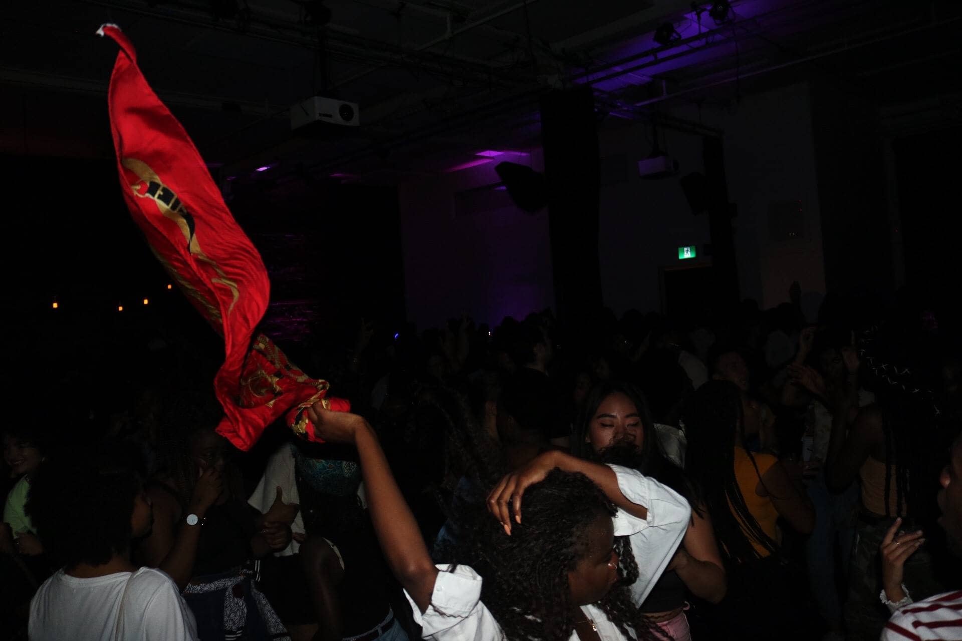 Communauté dansant avec un drapeau africain lors de l'événement Cultures